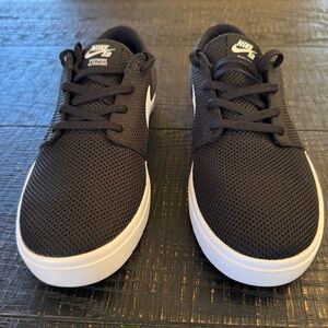 Nike- SB Portmore Ultra Lightweight 
Black with white swoosh and bottoms